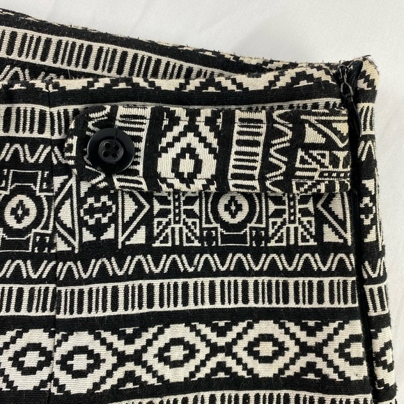 Forever 21 black & white tribal print shorts, L - Picture 3 of 11